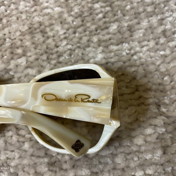 Oscar de la Renta White Large Square Frame Sunglasses - Picture 5 of 8